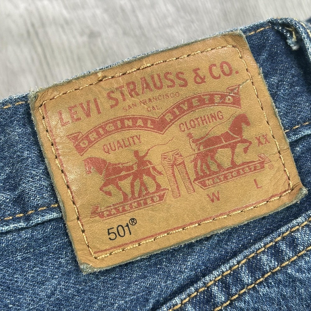 Levis 501 Jeans Womens 26x32 Blue Button Fly Straight Fit Denim Medium Wash - Picture 4 of 15